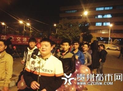 全班唯一女生過(guò)生日