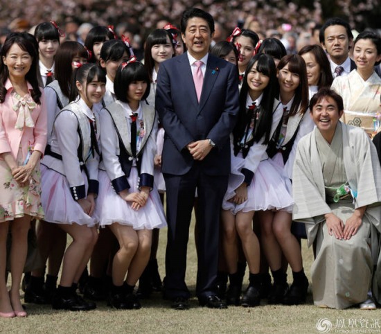 安倍與美少女合影