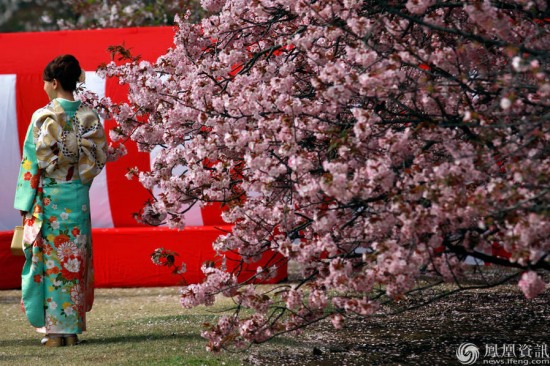 安倍與美少女合影