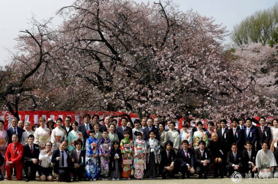 安倍與美少女合影