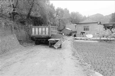 警察遭農用車碾壓