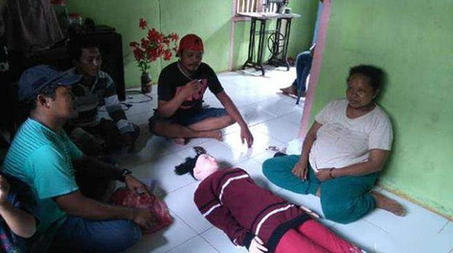 全家供奉充氣娃娃