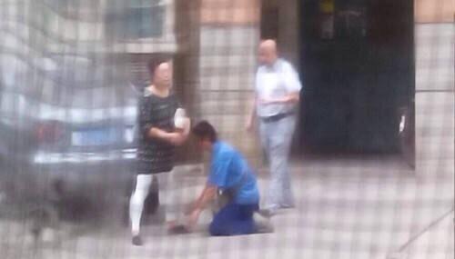 快遞員給客戶下跪