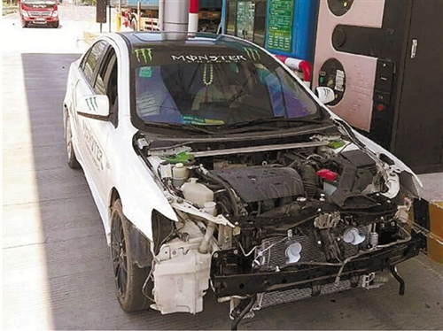 高速驚現裸奔車