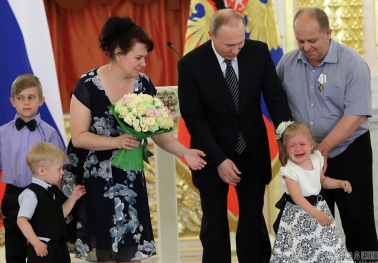 普京頒獎(jiǎng)嚇哭蘿莉