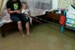 株洲暴雨致內(nèi)澇 居民坐床上釣魚
