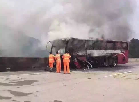 客運大巴高速起火