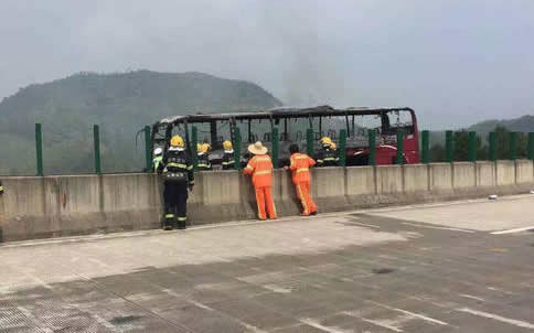 客運大巴高速起火
