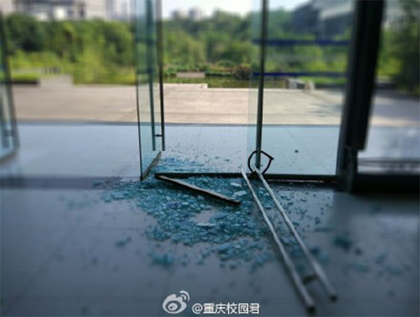 重慶持續(xù)高溫，玻璃門都被熱炸掉了