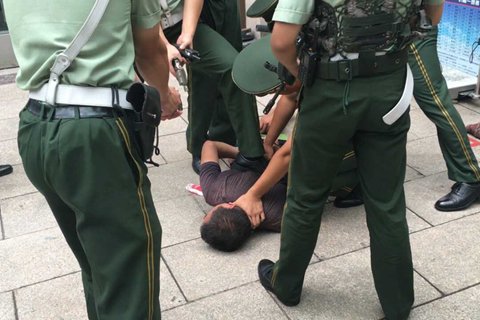 男子襲擊武警哨兵10秒內被制服