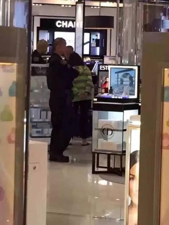 中國女游客大鬧洛杉磯機場