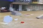 尼伯特登陸福建帶來(lái)大風(fēng)暴雨 福州永泰暴雨街道成河
