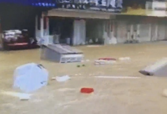 尼伯特登陸福建帶來大風(fēng)暴雨 福州永泰暴雨街道成河道