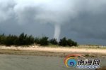 海南現(xiàn)龍吸水奇觀 龍吸水就是水上龍卷風(fēng)