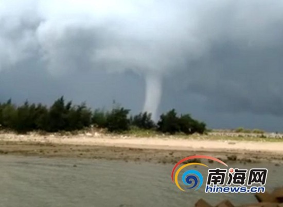 海南現(xiàn)龍吸水奇觀