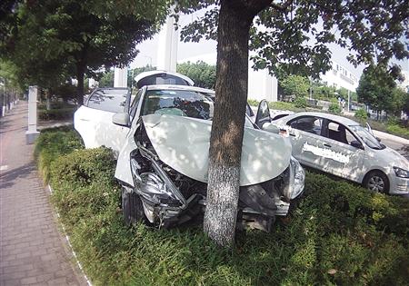 蹭灑水車洗車撞樹