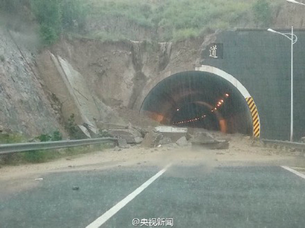 山西強降雨造成多處高速坍塌