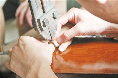 男童手指卡鐵環