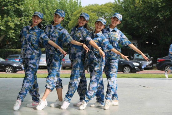 上戲軍訓女孩