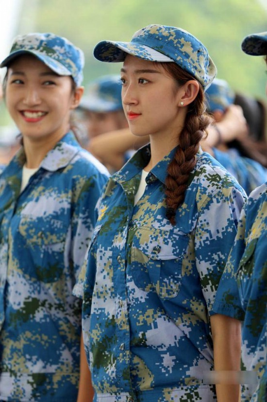 上戲軍訓女孩
