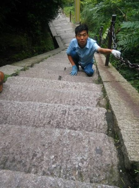 殘疾小伙登頂五岳