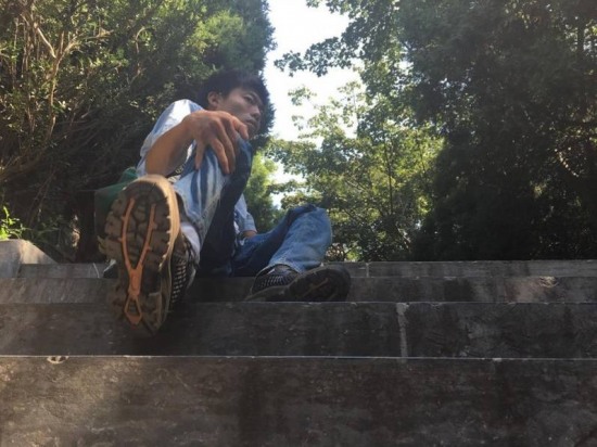 殘疾小伙登頂五岳