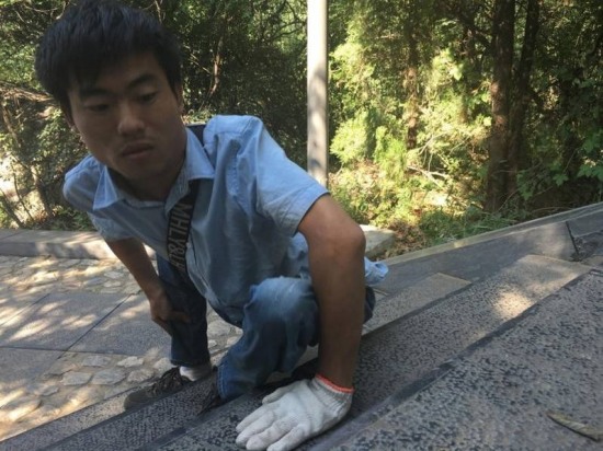 殘疾小伙登頂五岳