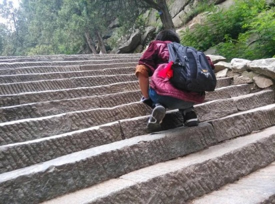 殘疾小伙登頂五岳