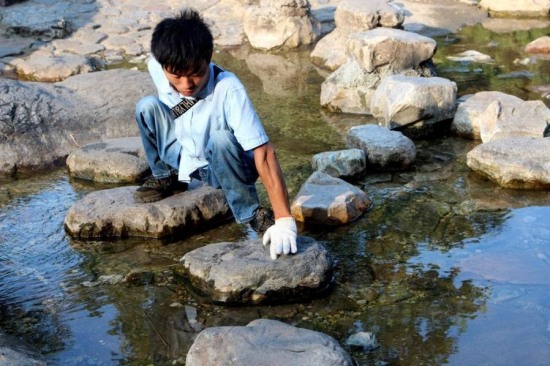 殘疾小伙登頂五岳