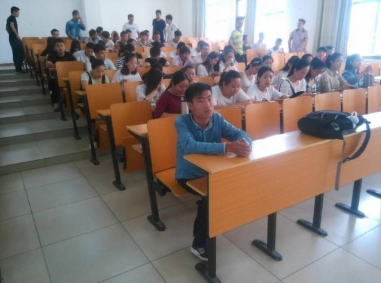 殘疾小伙登頂五岳