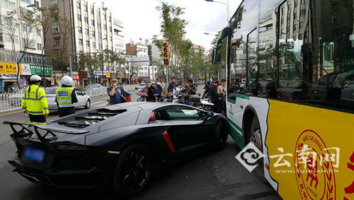 公交吻上蘭博基尼