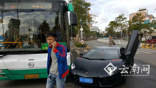 公交吻上蘭博基尼
