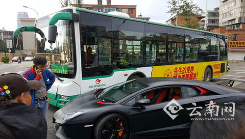 公交吻上蘭博基尼