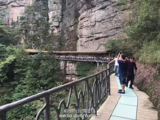 玻璃棧道被擠爆