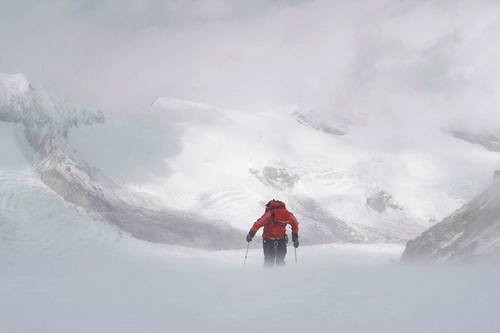 男子從7700米跳下