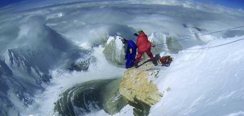 男子從7700米跳下