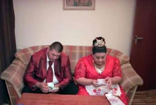 女孩身上貼滿鈔票