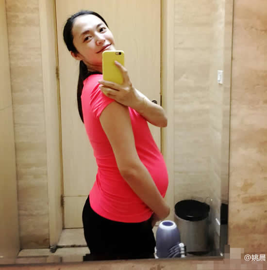 姚晨自拍大肚驚人