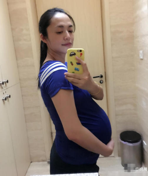 姚晨自拍大肚驚人