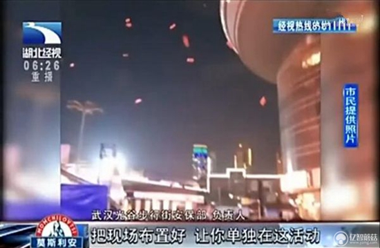 無人機(jī)鬧市撒紅包