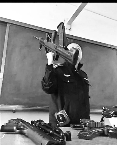 女老師扛槍上課 云南警校女老師孔露皎