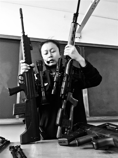 女老師扛槍上課 云南警校女老師孔露皎
