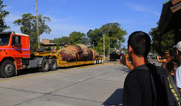 貨車(chē)運(yùn)載巨型怪物