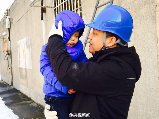 男孩雪地捧方便面睡著