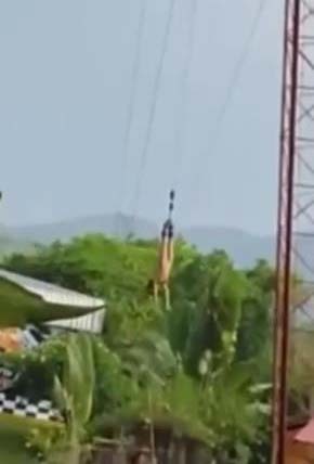 女子穿連衣裙蹦極