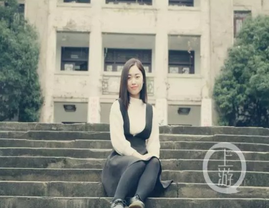 美女學霸烈日搬磚