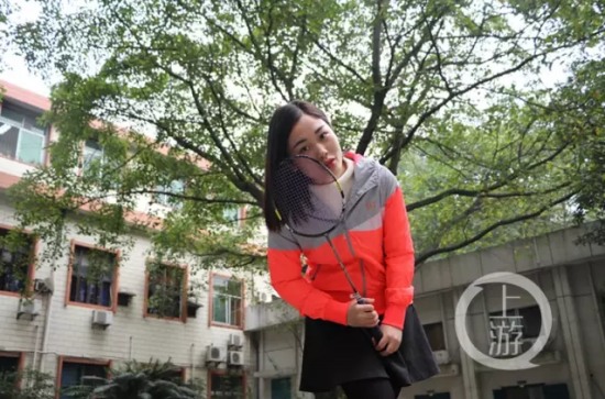 美女學霸烈日搬磚