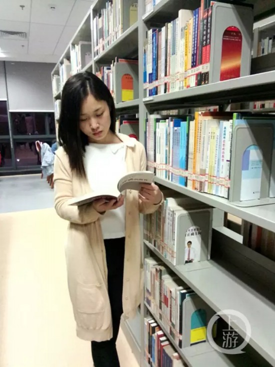 美女學霸烈日搬磚