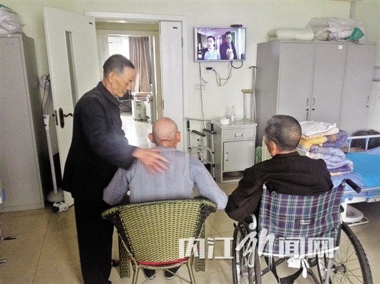 老人看驚悚劇昏倒