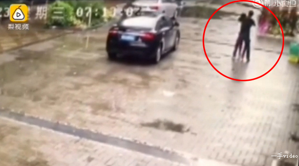 三男子劫擄女教師